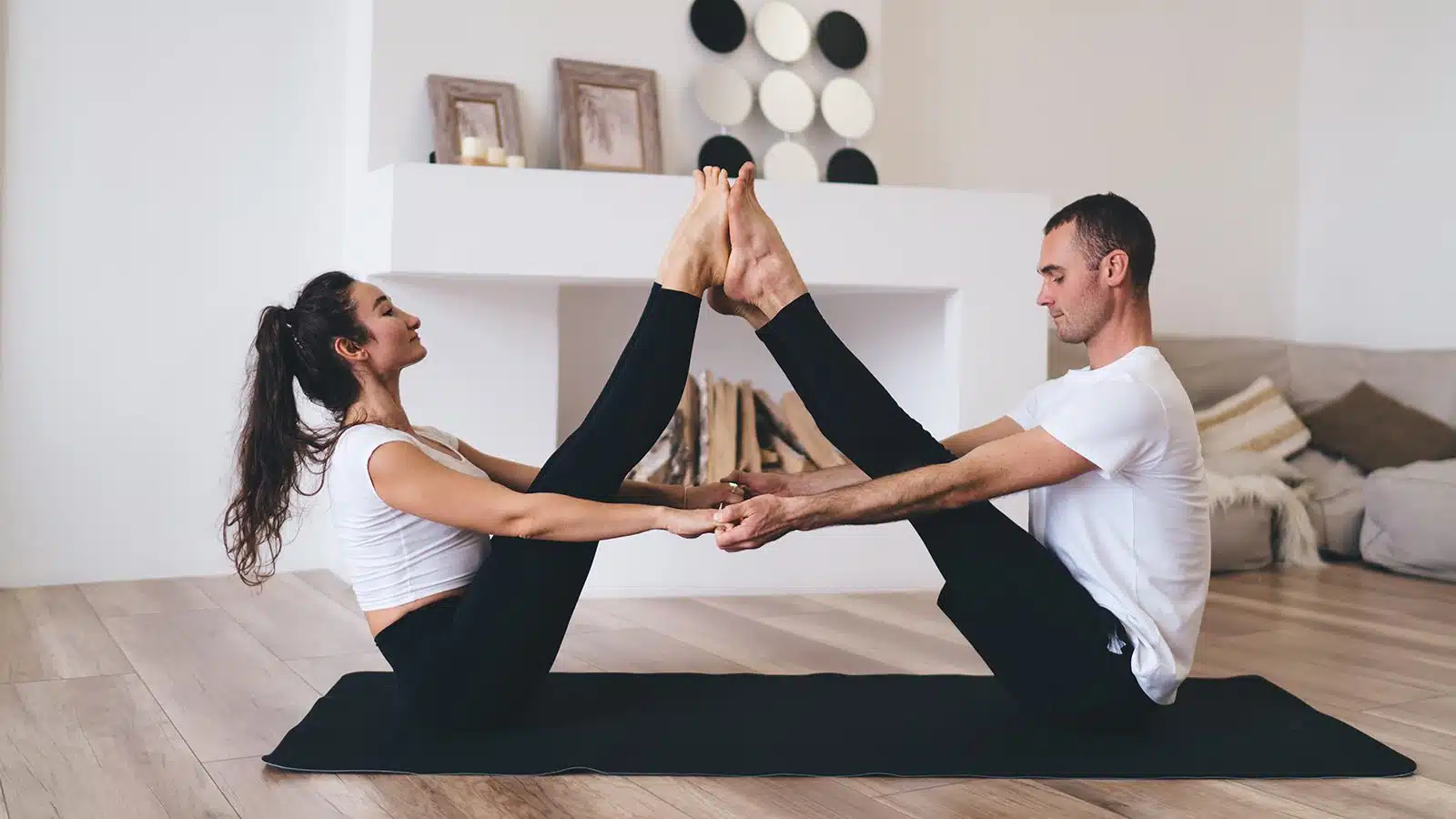 10-Couples-Yoga-Poses-That-Strengthen-Relationships